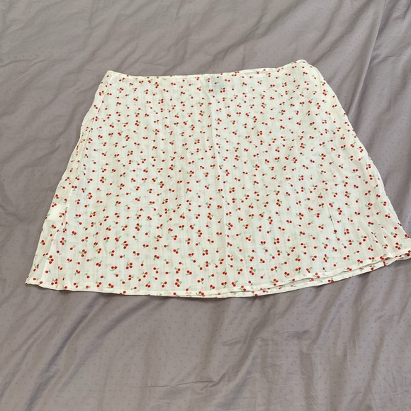 Cherry mini skirt - Picture 3 of 3